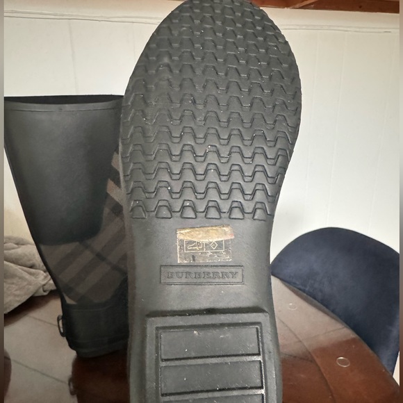 size 38 black burberry rain boots. - Picture 5 of 5